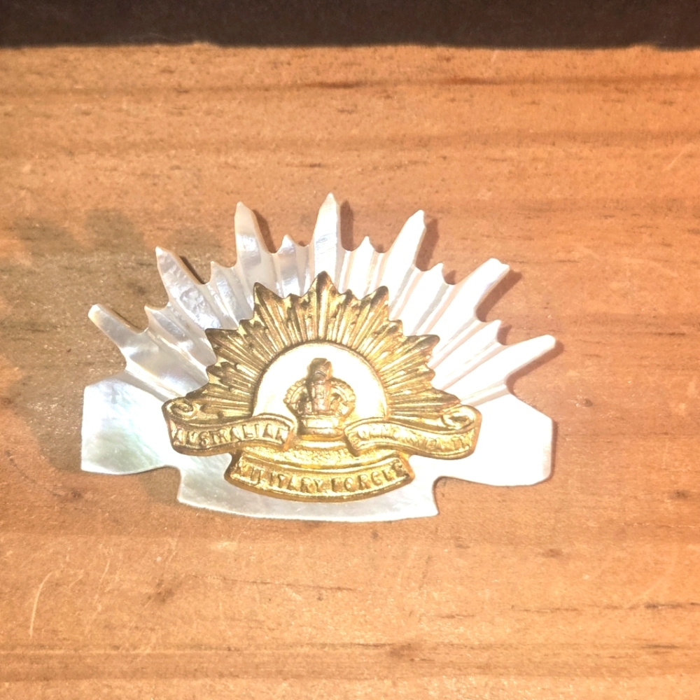 WWI WWII RISING SUN MILITARY COMMON WEALTH GOLD MOTHER OF PEARL BADGE BROOCH PIN